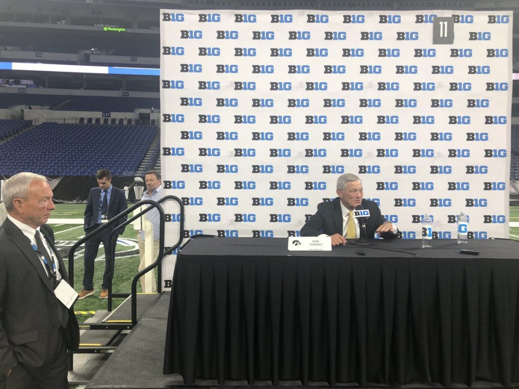 My brief encounter with Bob Stoops at Big Ten Media Day - Hawk Fanatic