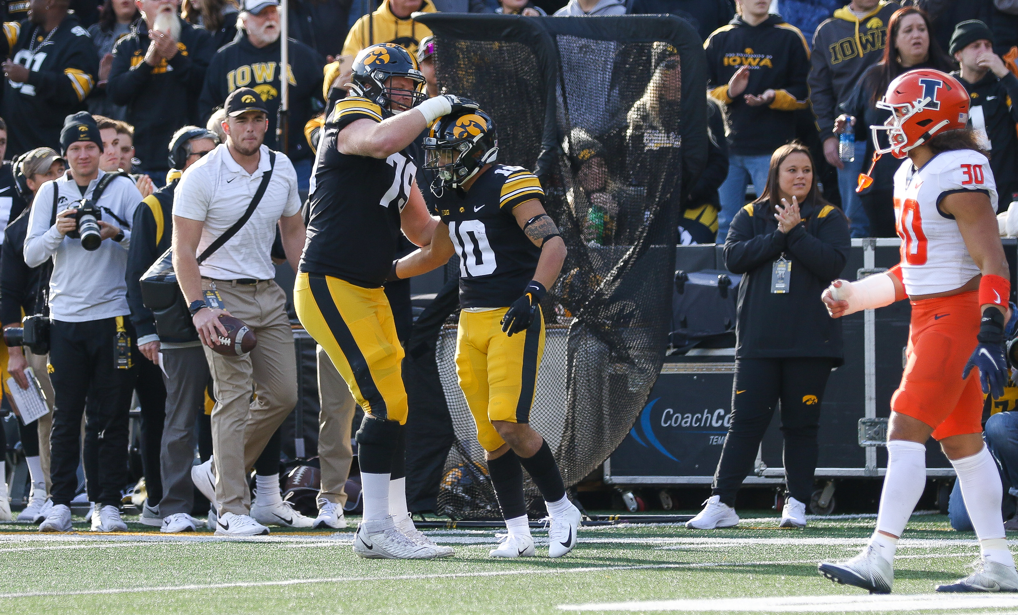 Iowa Overcomes Sputtering Passing Attack To Defeat Illinois 33-23 On ...