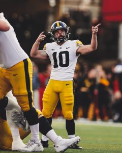 Iowa junior center Tyler Linderbaum named winner of Rimington Trophy - Hawk  Fanatic