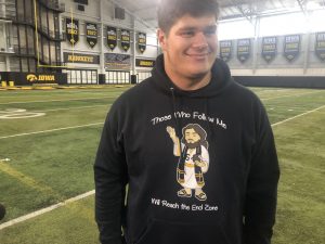 Iowa junior center Tyler Linderbaum named winner of Rimington Trophy - Hawk  Fanatic