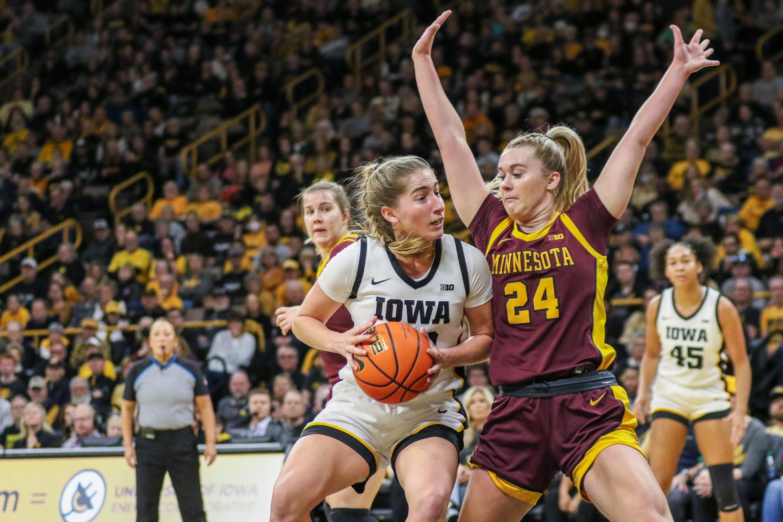 Caitlin Clark's record-breaking performance leads Iowa women to 94-71 ...