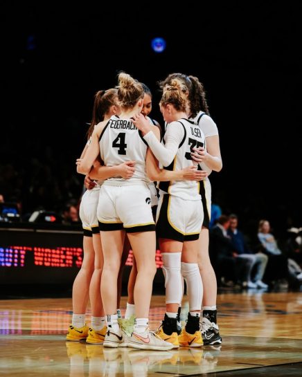 Iowa WBB huddle vs Tennessee