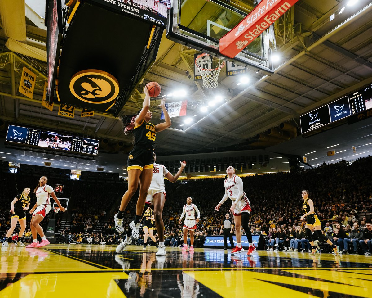 Hannah Stuelke layup over Wisconsin